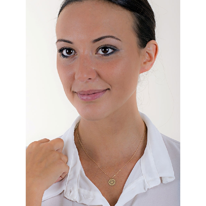 Collier en or jaune 18k avec medaille plate et coeur ajoure