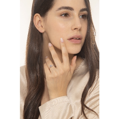 Bague modèle solitaire en or blanc 18 carats avec zircons