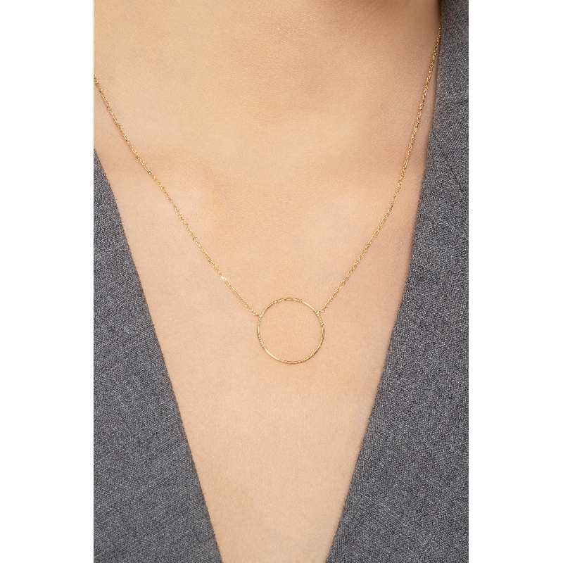 Collier en or jaune 18k avec pendentif en cercle