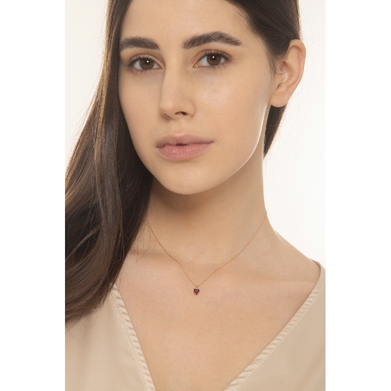 Collier en or rose avec pendentif cœur et zircones