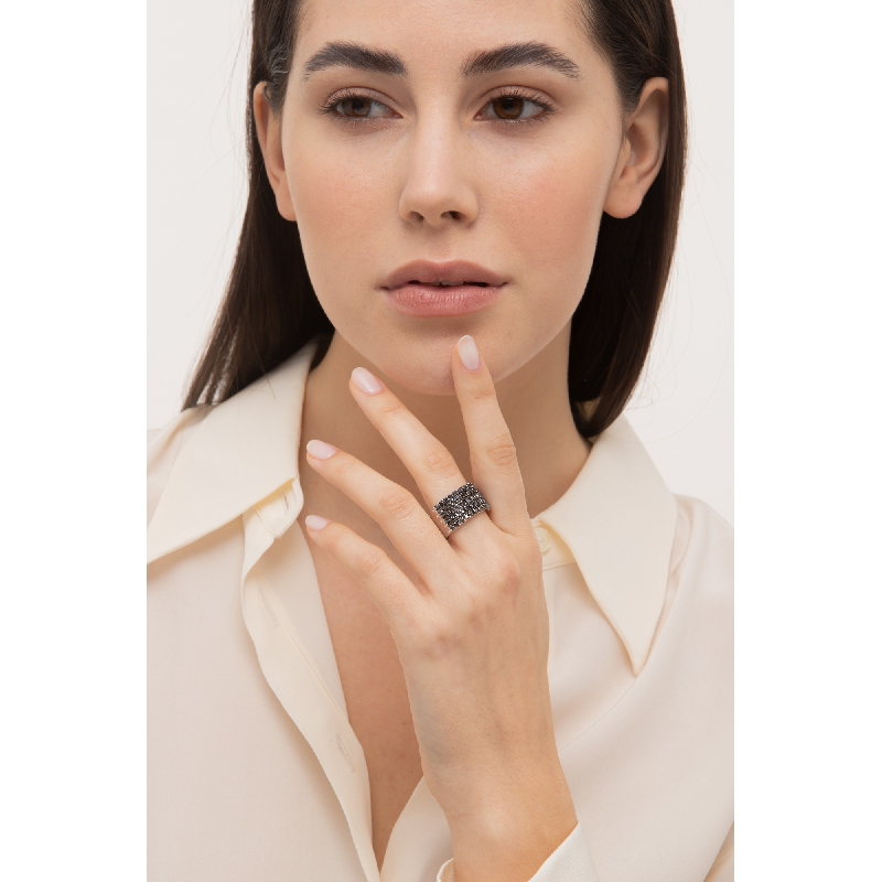 Bague bande en or blanc 18k avec diamants noirs