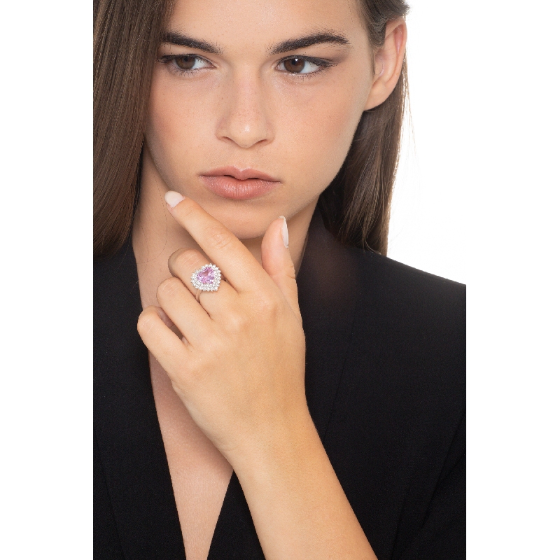 Bague en or blanc 18 carats avec un saphir rose