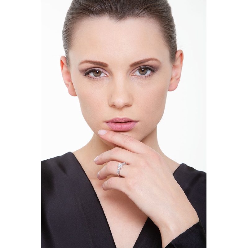 Bague solitaire à griffes quatre branches en or blanc 18k