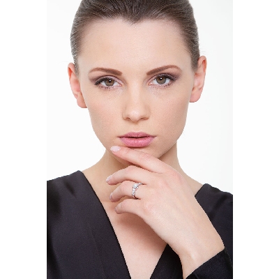 Bague solitaire à griffes quatre branches en or blanc 18k