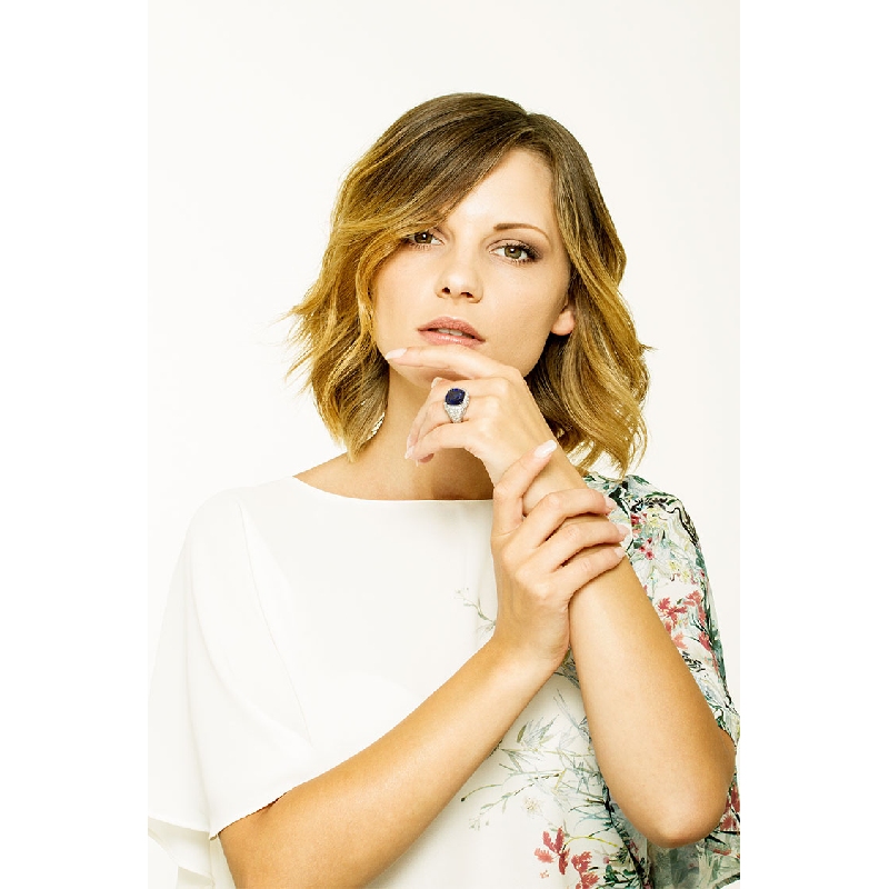 Bague saphir bleu et diamants en or blanc 18k