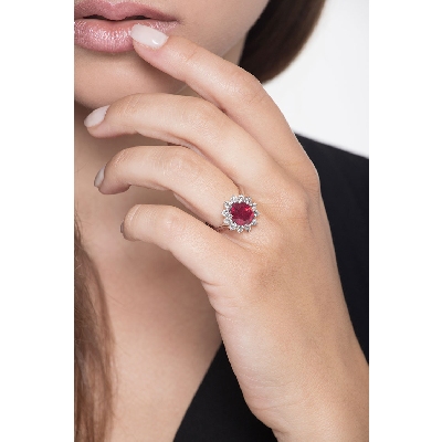 Bague classique en or blanc 18k avec rubis ovale et diamants