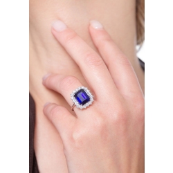 Bague en or blanc 18k avec saphir bleu entouré de diamants 2