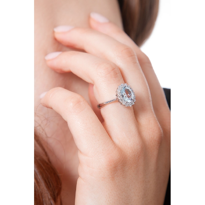 Bague halo en or blanc 18k avec aigue-marine de taille ovale