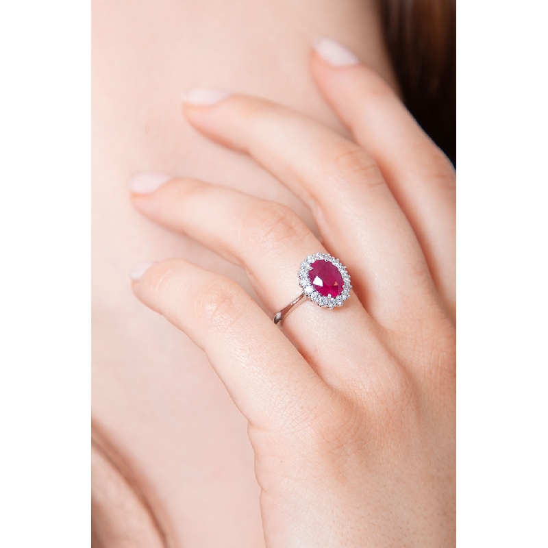 Bague en or blanc 18k avec rubis ovale et entourage de diamants