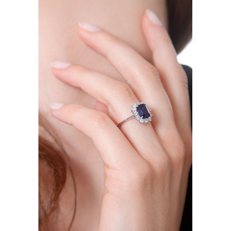 Bague halo en or 18k avec saphir bleu et diamants