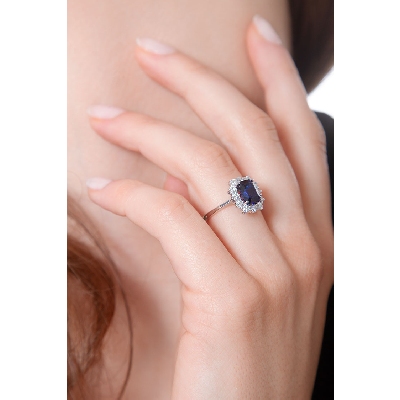Bague halo en or 18k avec saphir bleu et diamants