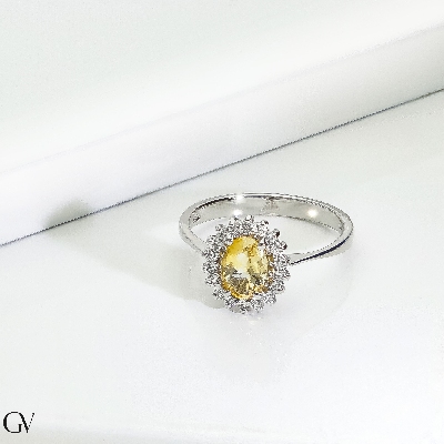 Bague en or blanc 18k avec citrine ovale et diamants