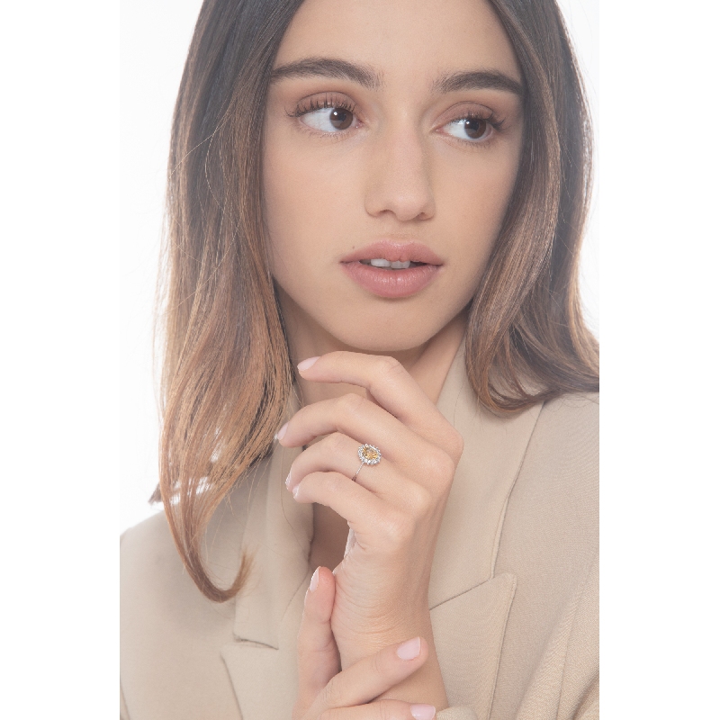 Bague en or blanc 18k avec citrine ovale et diamants