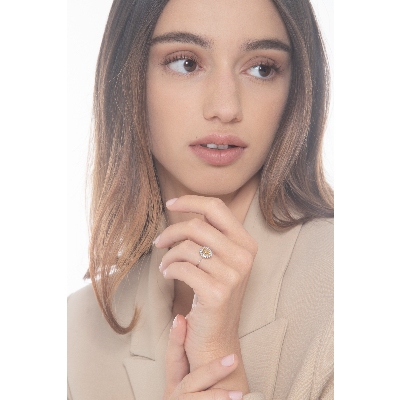 Bague en or blanc 18k avec citrine ovale et diamants