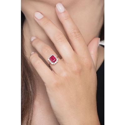  Bague en or blanc avec rubis octogonal et diamants