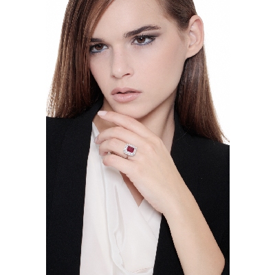 Bague Halo en or blanc 18k avec rubis et diamants