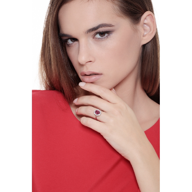 Bague Lady Di en or blanc 18k avec rubis ovale 9x7 et diamants