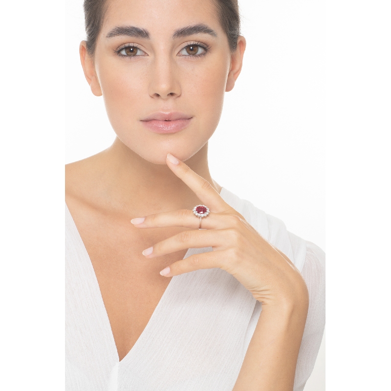 Bague Lady Di en or blanc 18k avec rubis ovale et diamants