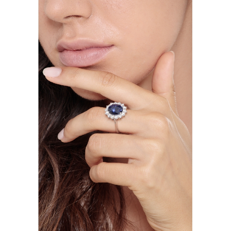 Bague halo en or blanc 18 carats avec diamants et saphir bleu central