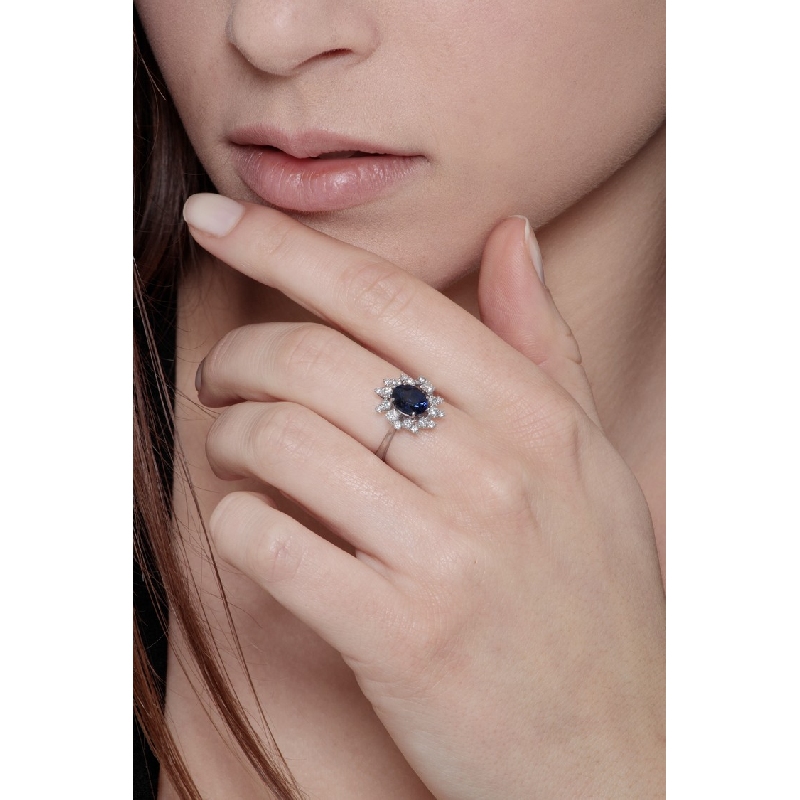 Bague halo en or blanc 18k saphir bleu et diamants