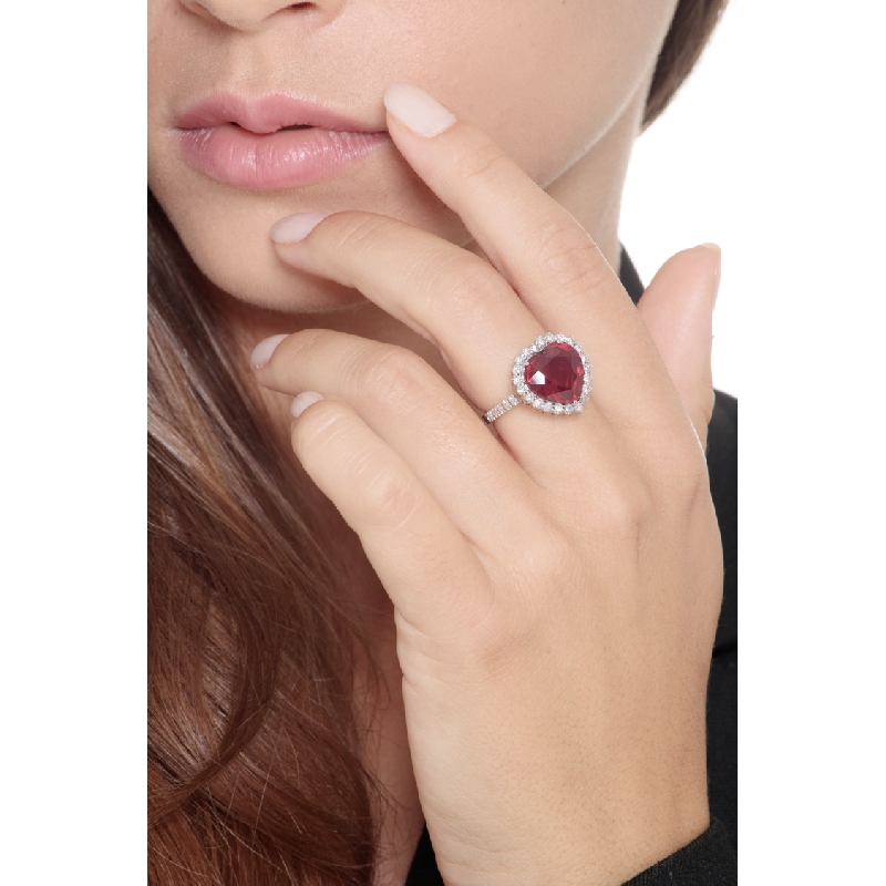 Bague halo en or blanc 18k avec rubis cœur et diamants