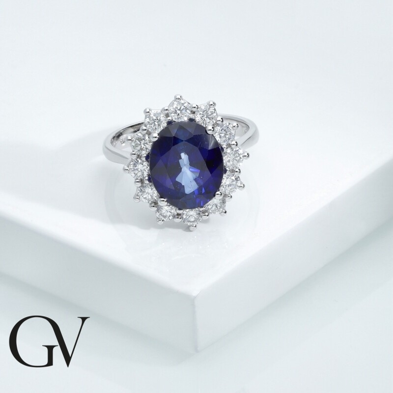 Bague halo en or blanc 18 carats avec saphir bleu ovale et diamants