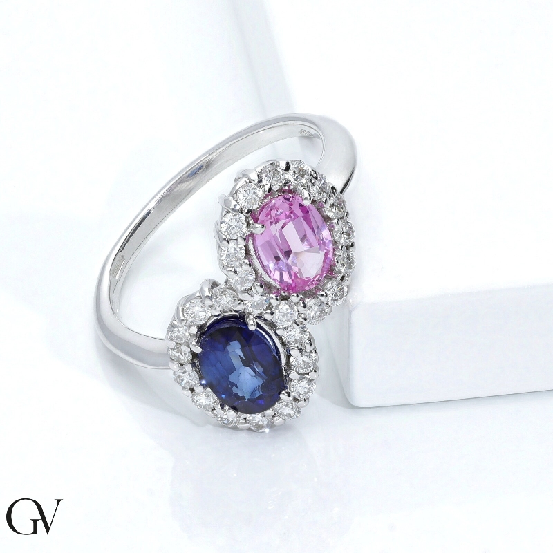 Bague halo en or blanc 18k avec saphirs rose et bleu