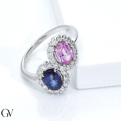 Bague halo en or blanc 18k avec saphirs rose et bleu