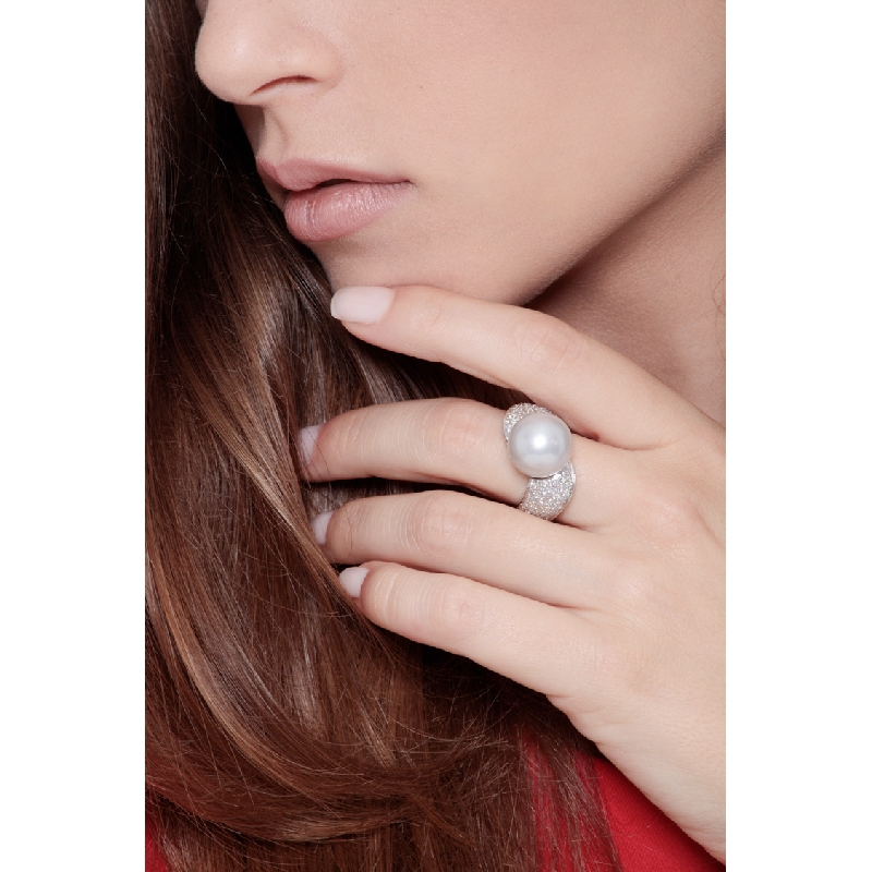 Bague en or blanc 18 ct avec perle et pavage de diamants