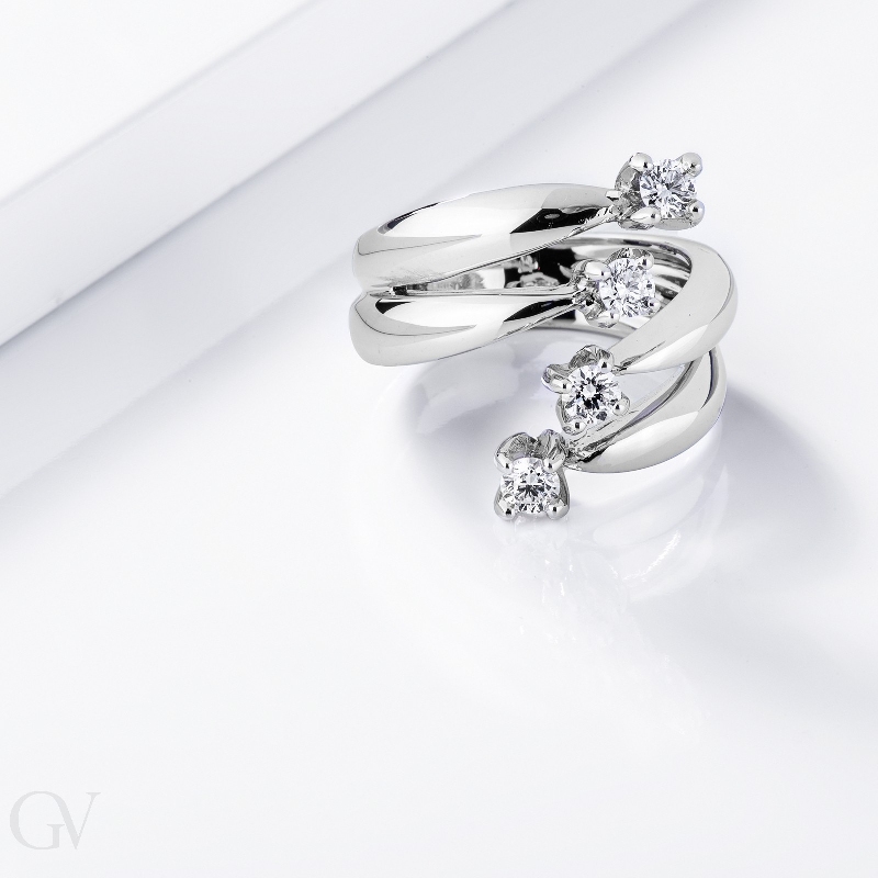 Anneau en or blanc 18k sublimé par quatre diamants