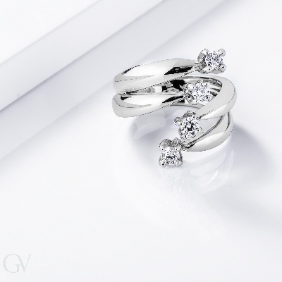 Anneau en or blanc 18k sublimé par quatre diamants