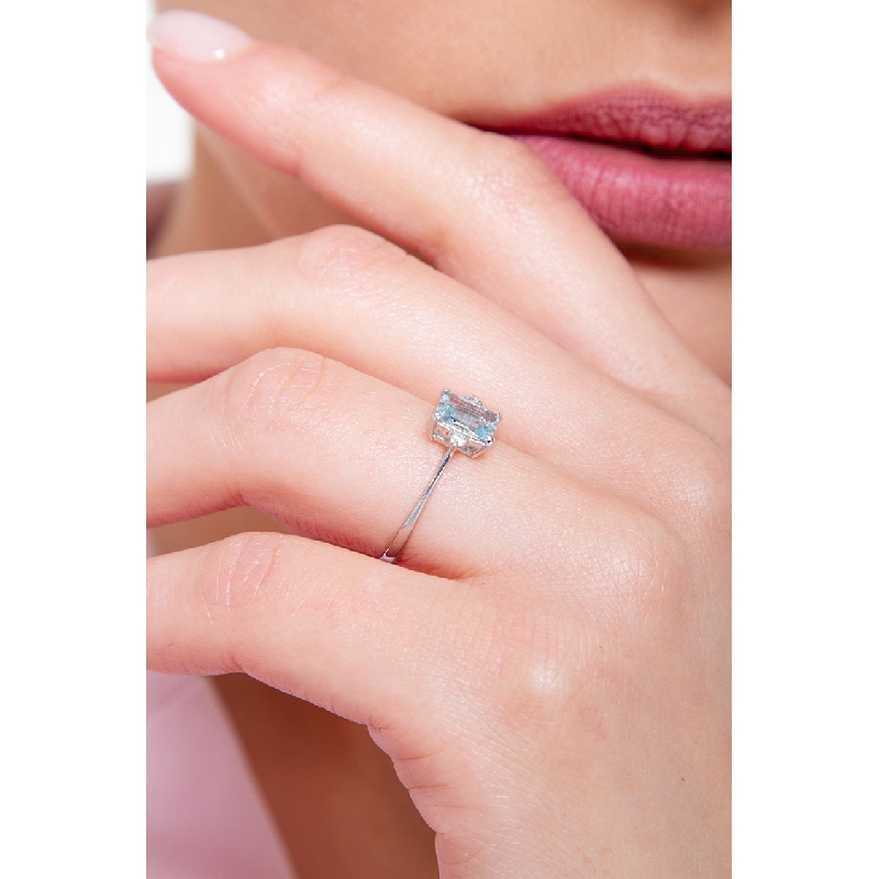 Bague femme en or blanc 18 carats avec une aquamarine 