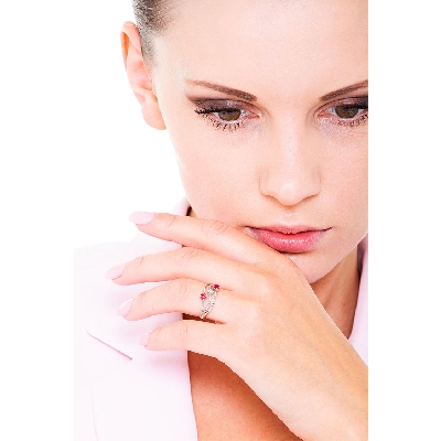 Bague trilogie en or blanc 18 k avec rubis et diamant