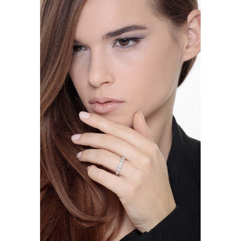 Alliance en or blanc 18k ornée de diamants 