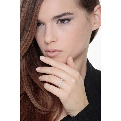 Alliance en or blanc 18k ornée de diamants 