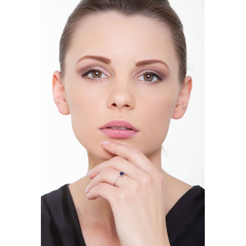 Bague en or blanc 18 carats sertie d’un saphir bleu 