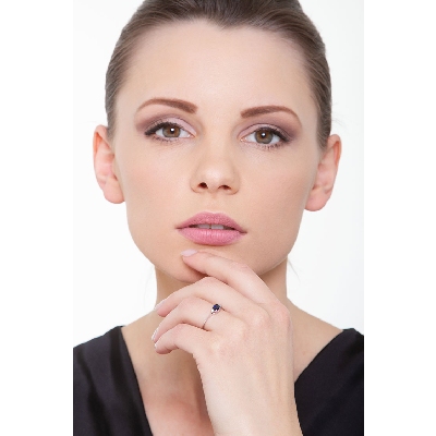 Bague en or blanc 18 carats sertie d’un saphir bleu 