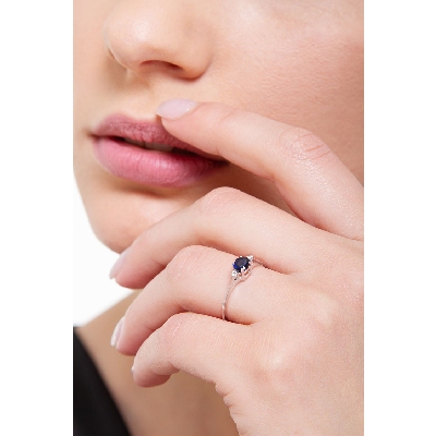 Bague en or blanc 18 carats sertie d’un saphir bleu 