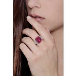 Bague en or blanc 18 carats avec un rubis au centre  2