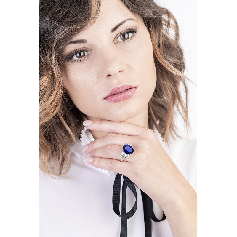 Bague en or blanc 18k avec un grand saphir bleu central et diamants