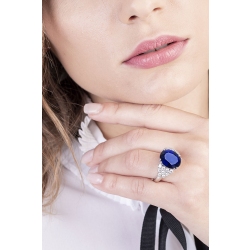 Bague en or blanc 18k avec un grand saphir bleu central et diamants 2