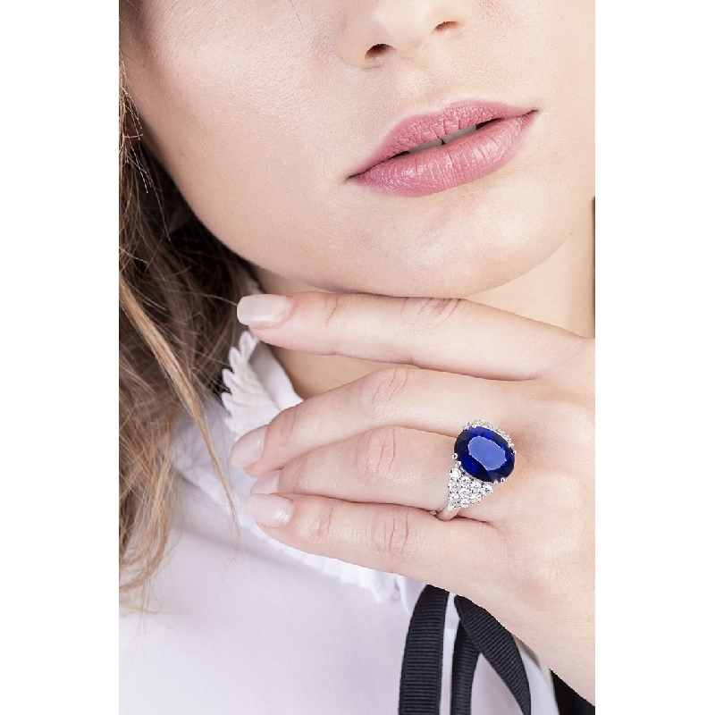 Bague en or blanc 18k avec un grand saphir bleu central et diamants