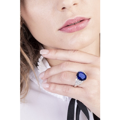 Bague en or blanc 18k avec un grand saphir bleu central et diamants