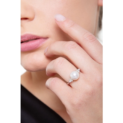 Bague en or blanc 18 carats avec perle et 6 diamants