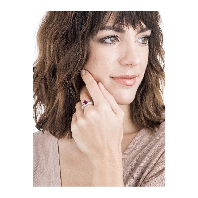 Bague en or blanc 750 avec rubis ovale et halo de diamants