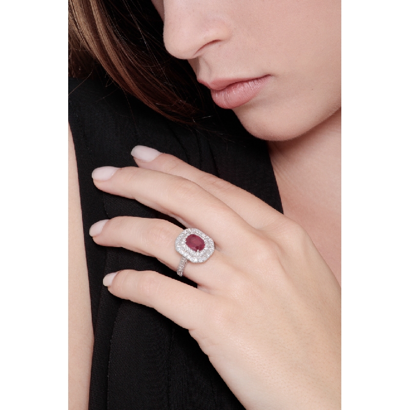 Bague en or blanc 18K avec rubis et diamants brillants