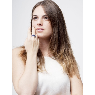 Bague en or blanc 18K avec saphirs bleus et diamants