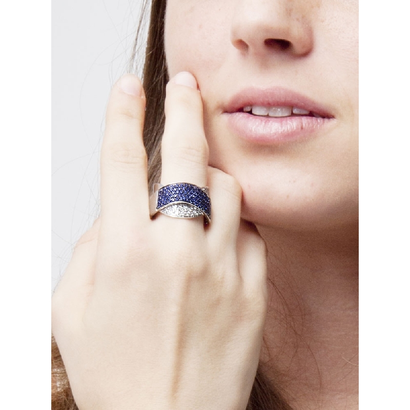 Bague en or blanc 18K avec saphirs bleus et diamants