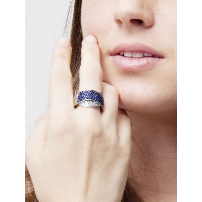 Bague en or blanc 18K avec saphirs bleus et diamants