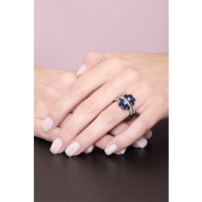 Bague en or blanc?18k avec saphirs bleus et diamants effet pétales